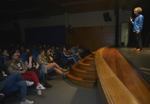 Máis de 250 rapaces asistiron á actuación de Serafín Marcos sobre o poeta Manuel María
